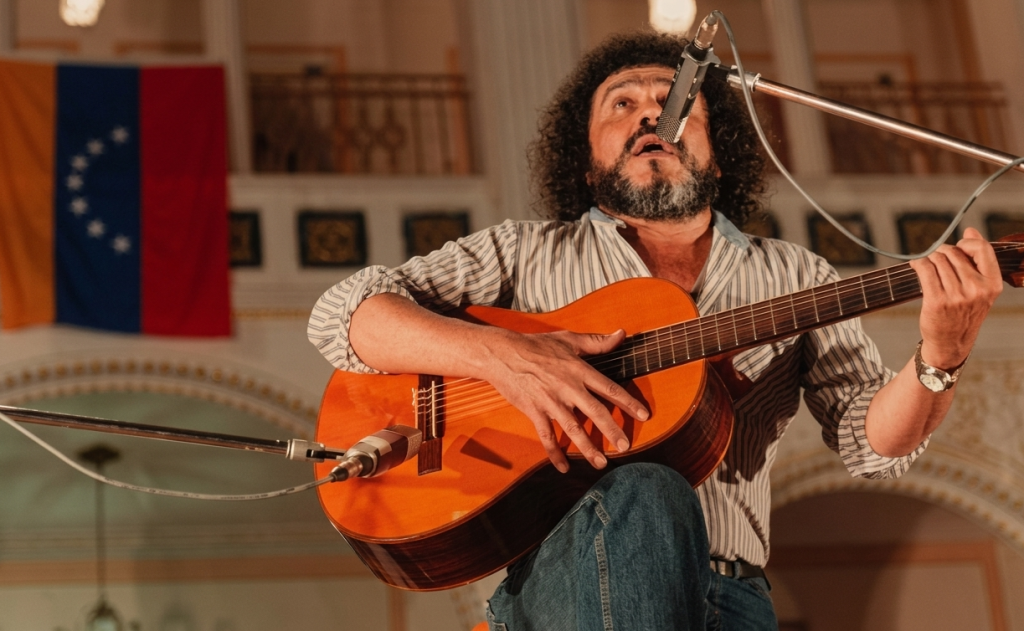 "Alí Primera" se presenta como una invitación a redescubrir a un artista cuya voz sigue siendo relevante