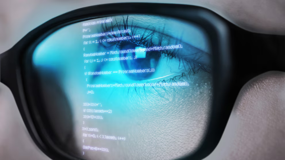 El uso cotidiano de computadoras, teléfonos inteligentes y tabletas ha convertido a la fatiga visual digital en una molestia generalizada.