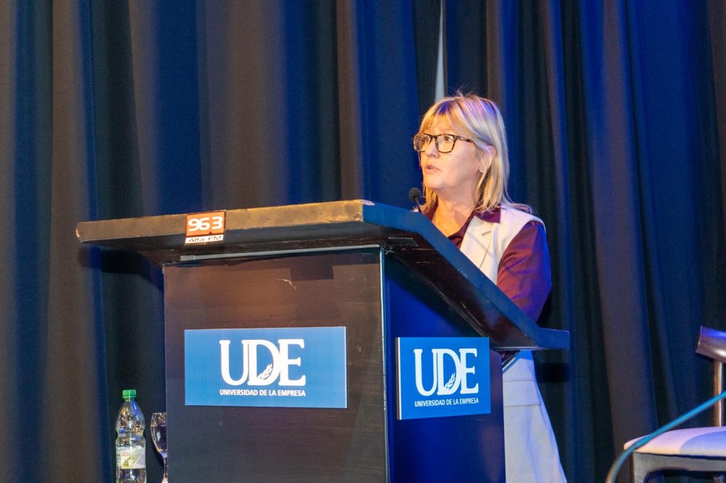 El evento convocado por la Facultad de Ciencias de la Salud de la UDE contó con la presencia de la Ministra de Salud Pública Cristina Lustemberg