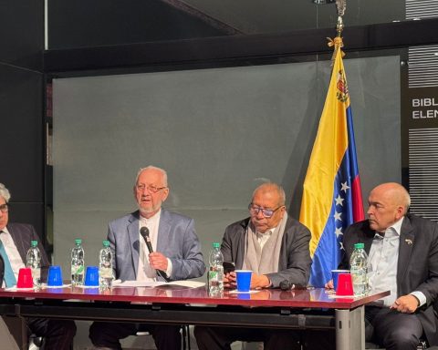 La Sección Consular de la Embajada de la República Bolivariana de Venezuela en Uruguay acogió el coloquio “Venezuela en el marco geopolítico y el derecho internacional”