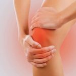 .La bursitis de rodilla es una afección en la que se inflaman uno o más de los pequeños sacos llenos de líquido que se encuentran cerca de la articulación