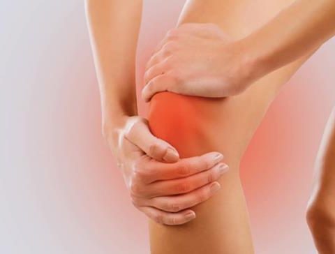 .La bursitis de rodilla es una afección en la que se inflaman uno o más de los pequeños sacos llenos de líquido que se encuentran cerca de la articulación