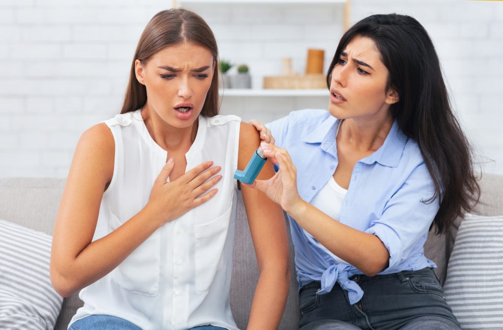 Entre las causas frecuentes se encuentran el asma