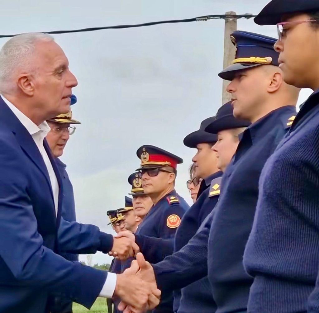 Ministro del Interior Carlos Negro saluda a los cadetes