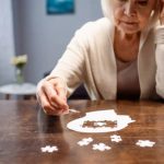 La enfermedad de Alzheimer se caracteriza por el deterioro progresivo del comportamiento y las funciones cognitivas.