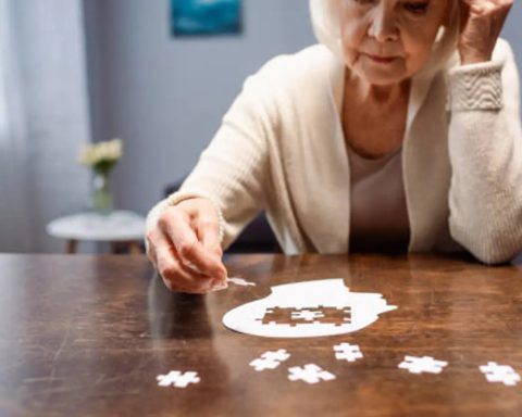 La enfermedad de Alzheimer se caracteriza por el deterioro progresivo del comportamiento y las funciones cognitivas.