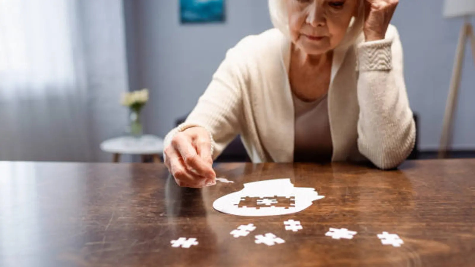 La enfermedad de Alzheimer se caracteriza por el deterioro progresivo del comportamiento y las funciones cognitivas.