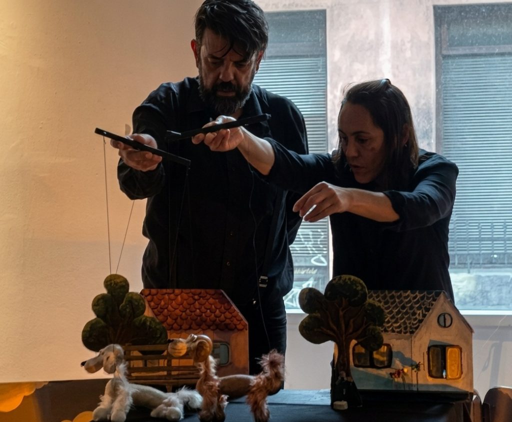 Las tres historias se desarrollan con marionetas de hilo elaboradas por los propios integrantes del grupo