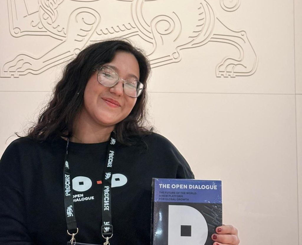 Sarah ha trabajado en varios consulados entre ellos en el de Venezuela en Ecuador, en Serbia y en Uruguay, principalmente en comunicación y atención al usuario