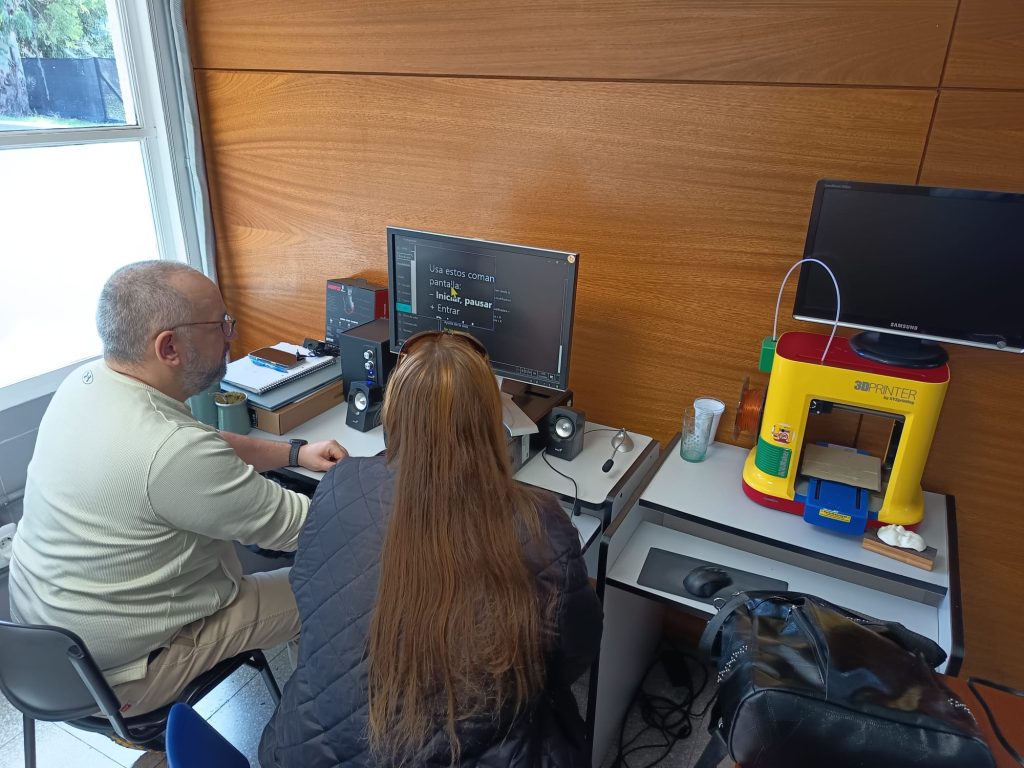 El objetivo central del proyecto es crear un laboratorio especializado que investigue, desarrolle y aplique tecnologías accesibles y soluciones basadas en inteligencia artificial