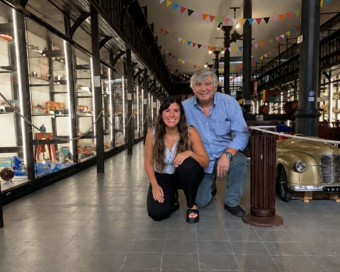 Estefanía Balduccio directora y curadora del museo “El Juguetero” junto a su padre el coleccionista Eduardo Balduccio
