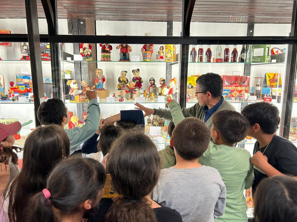 La colección cuenta con más de 25 000 piezas que datan desde 1890