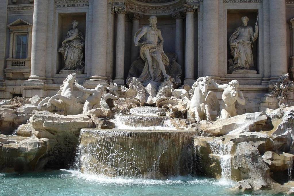 Según la tradición, arrojar una moneda a la fuente asegura el regreso a Roma.