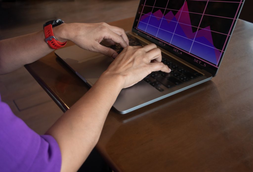 Un emprendedor con una idea clara, conocimientos básicos de tecnología y acceso a una plataforma digital puede lanzar un negocio financiero sin necesidad de grandes capitales iniciales
