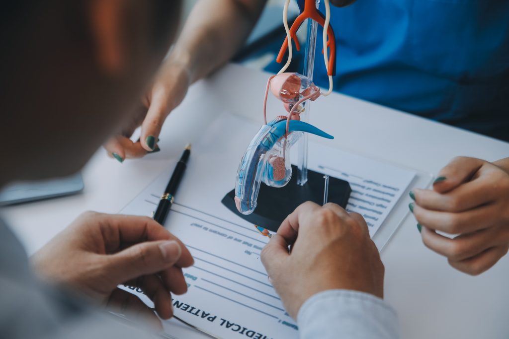 Estas enfermedades pueden estar asociadas a infecciones bacterianas, alteraciones neurológicas, cambios hormonales o enfermedades crónicas
