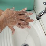 El lavado frecuente de manos con agua y jabón es considerado por la OMS como una de las medidas más efectivas