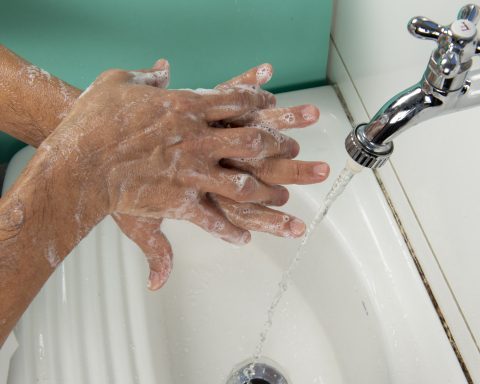 El lavado frecuente de manos con agua y jabón es considerado por la OMS como una de las medidas más efectivas