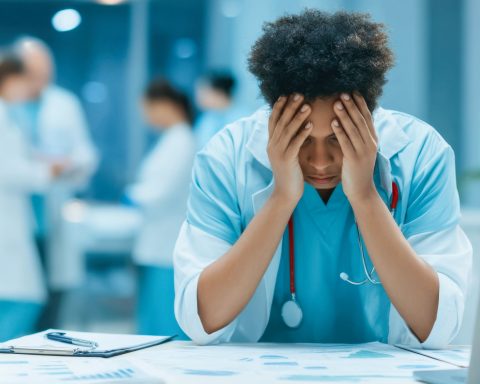 El cuerpo se da cuenta del desgaste, pues aparece fatiga persistente que no mejora con el sueño e insomnio paradójico