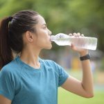 El cuerpo utiliza el agua para transportar glucosa, oxígeno y nutrientes, eliminar desechos, mejora la digestión y elasticidad