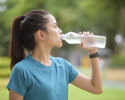 El cuerpo utiliza el agua para transportar glucosa, oxígeno y nutrientes, eliminar desechos, mejora la digestión y elasticidad