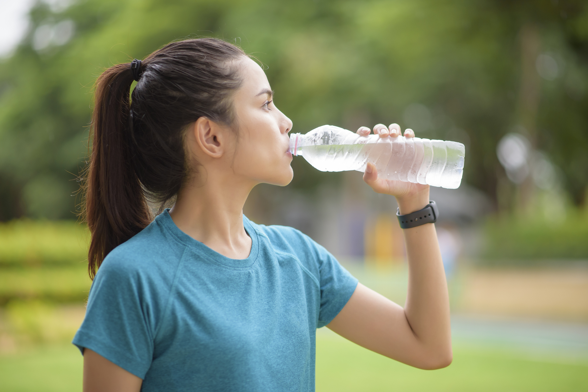 El cuerpo utiliza el agua para transportar glucosa, oxígeno y nutrientes, eliminar desechos, mejora la digestión y elasticidad