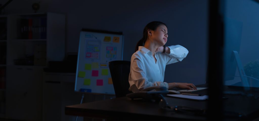 Quienes padecen agotamiento laboral suelen cuestionar el valor de su trabajo