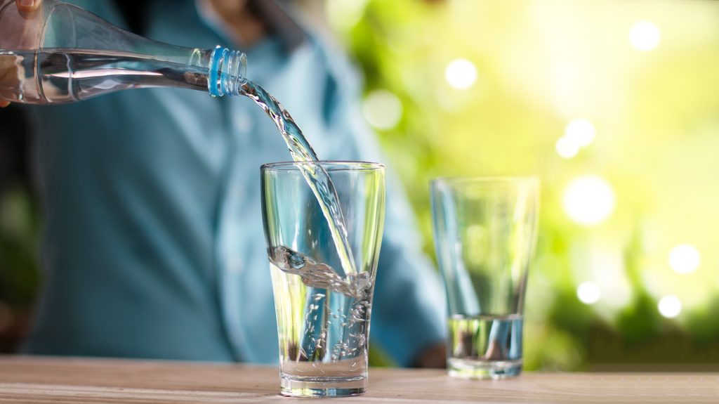 El agua participa en prácticamente todas las funciones vitales del organismo.