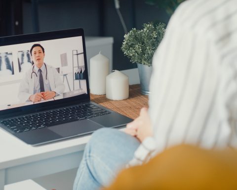 La atención médica virtual permite conectarse con profesionales autorizados mediante teléfono, tablet o computadora