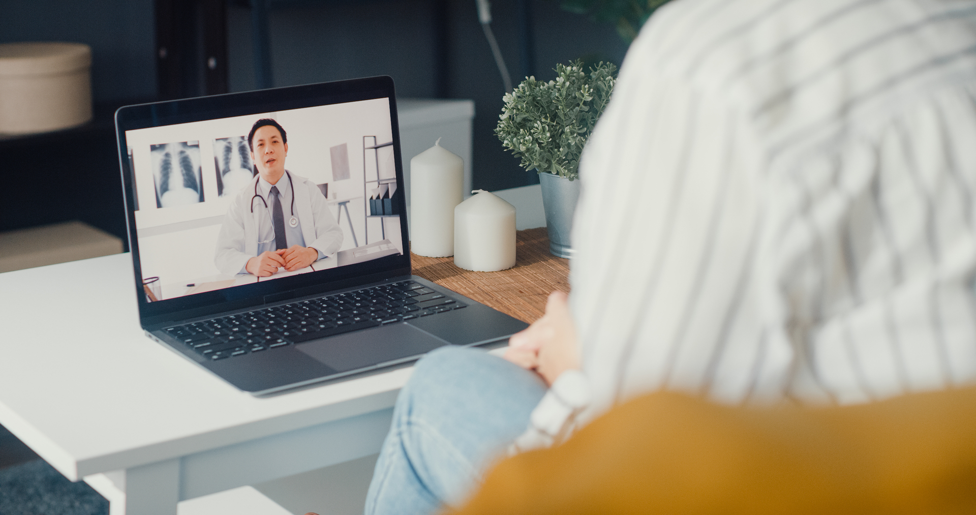 La atención médica virtual permite conectarse con profesionales autorizados mediante teléfono, tablet o computadora