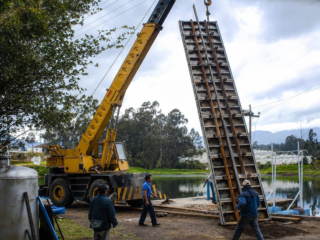 Uno de los conceptos centrales que Calderón ha desarrollado es lo que denomina las tres aristas del emprendimiento industrial: el arte, el oficio y la profesión